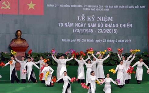 การแสดงศิลปะฉลองครบรอบ 70 ปีวันลุกขึ้นสู้ในภาคใต้เวียดนาม